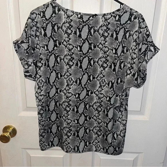 Shein womens top -alligator design black and white as color -sz lg - Picture 4 of 4